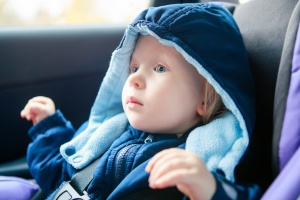 Veszélyes, ha a gyerek téli kabátban ül az autósülésben