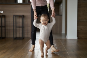 Járás a babánál: 7 dolog, amivel sokat segíthetsz a kicsinek