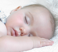 Alvással tanul a csecsemő